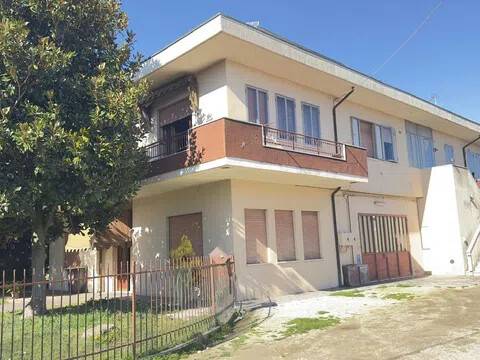 intera palazzina in vendita a Lendinara in zona Saguedo