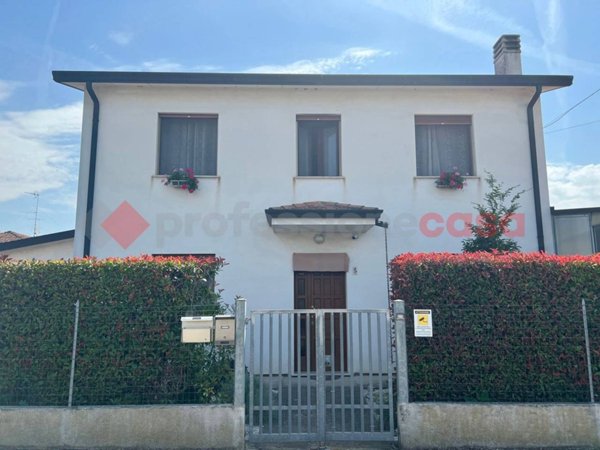 casa indipendente in vendita a Lendinara in zona Rasa