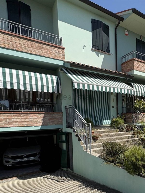 casa indipendente in vendita a Lendinara in zona Rasa