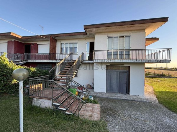 casa indipendente in vendita a Lendinara in zona Rasa