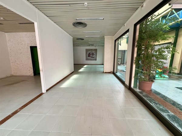 negozio in vendita a Lendinara in zona Rasa