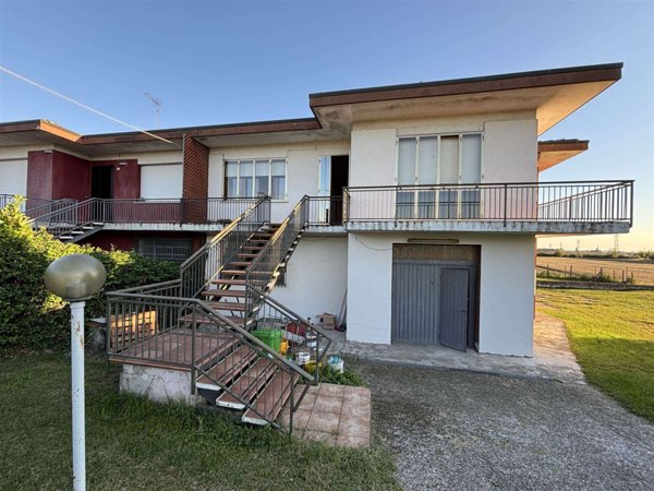 casa indipendente in vendita a Lendinara in zona Rasa