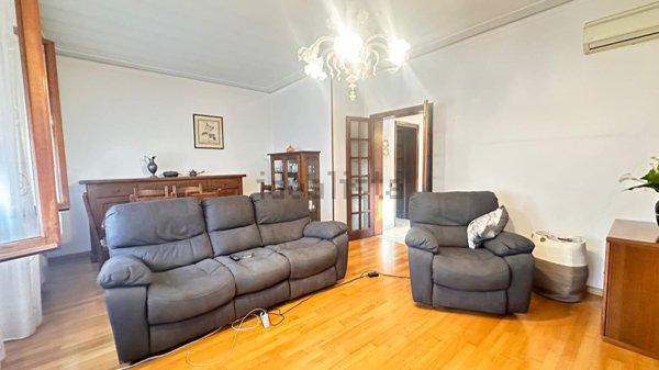 casa indipendente in vendita a Lendinara in zona Rasa