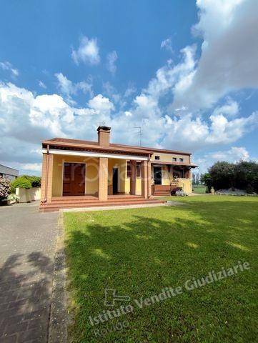 casa indipendente in vendita a Lendinara in zona Saguedo