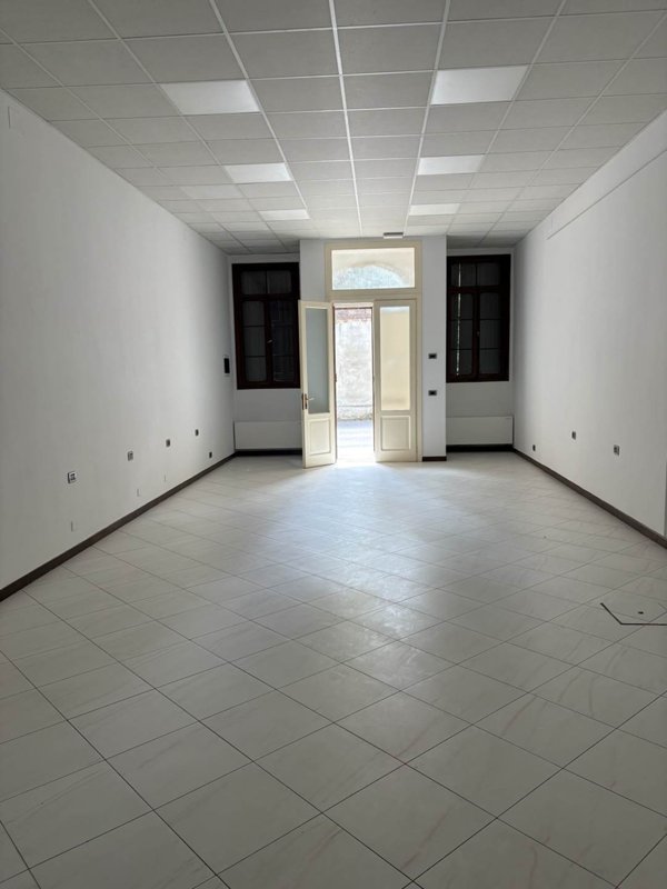 negozio in vendita a Lendinara in zona Rasa
