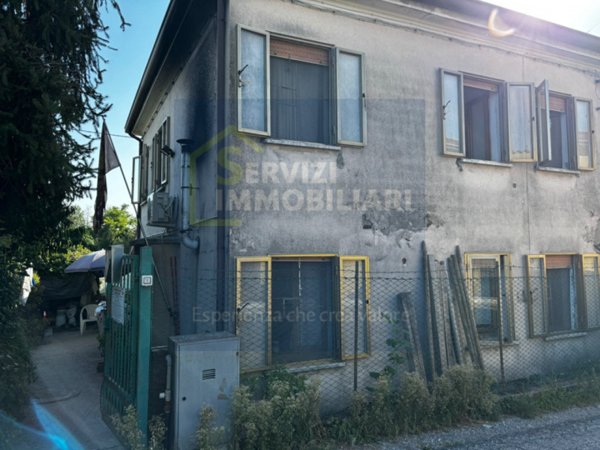 casa indipendente in vendita a Lendinara in zona Valdentro