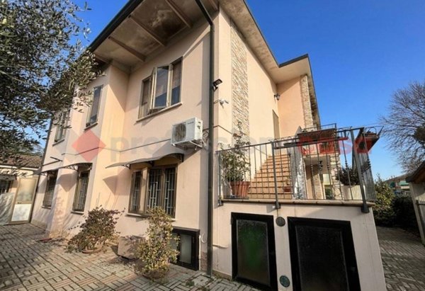 casa indipendente in vendita a Lendinara in zona Saguedo