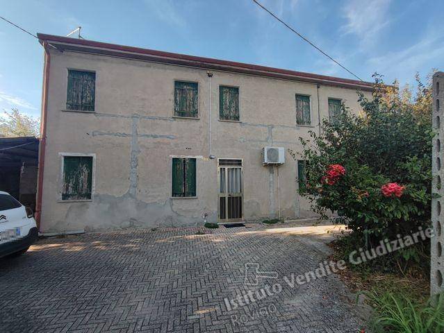 casa indipendente in vendita a Lendinara in zona Saguedo