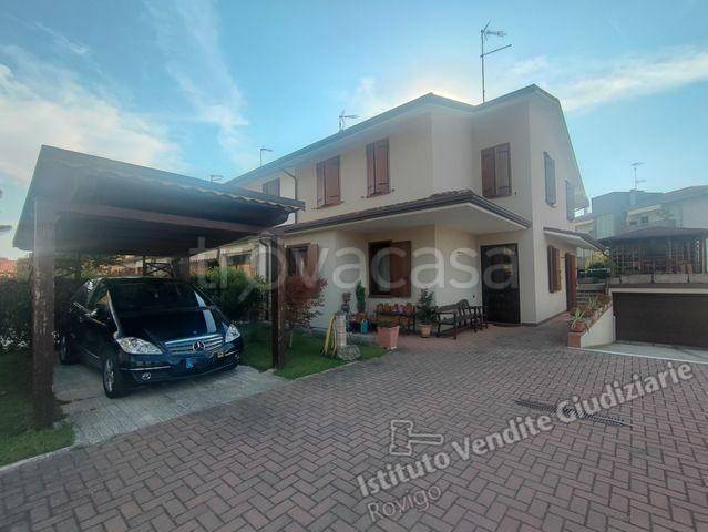 casa indipendente in vendita a Lendinara in zona Rasa