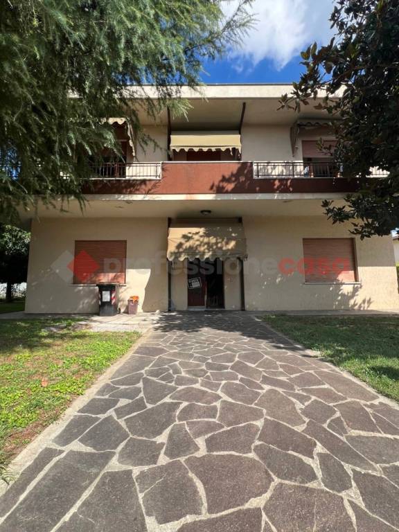 casa indipendente in vendita a Lendinara in zona Rasa