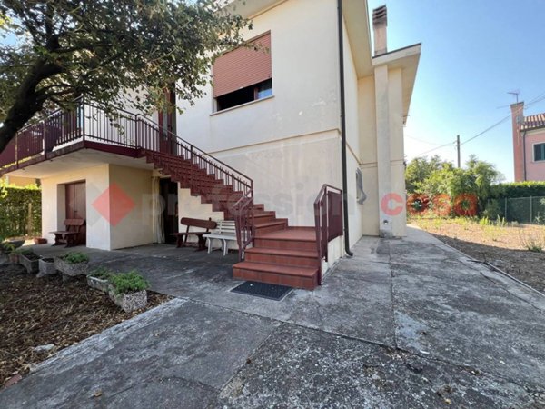casa indipendente in vendita a Lendinara in zona Rasa