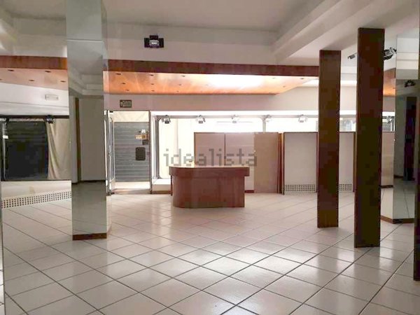 locale commerciale in vendita a Lendinara in zona Rasa