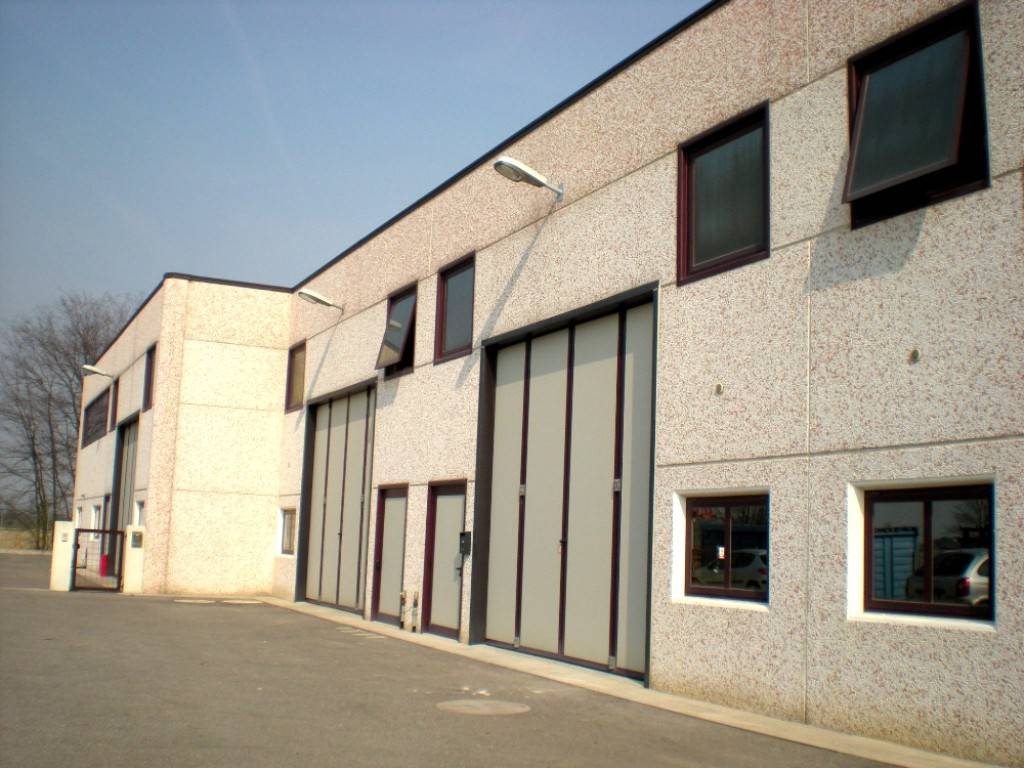 locale commerciale in vendita ad Occhiobello in zona Santa Maria Maddalena