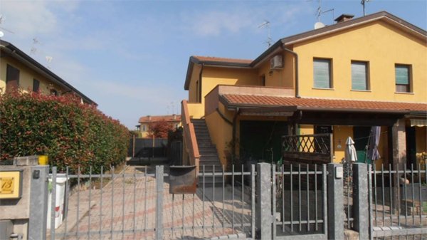appartamento in vendita ad Occhiobello in zona Gurzone