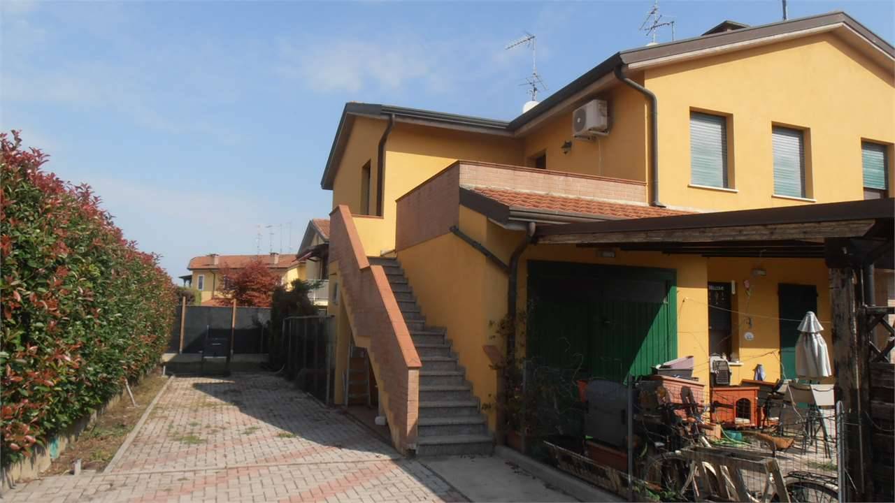 appartamento in vendita ad Occhiobello in zona Gurzone