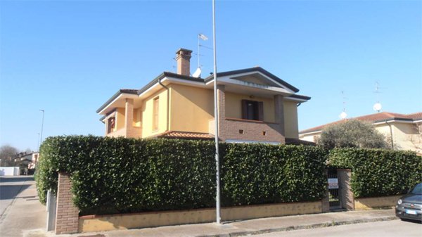 casa indipendente in vendita ad Occhiobello in zona Santa Maria Maddalena