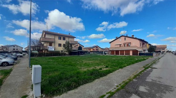 terreno edificabile in vendita ad Occhiobello in zona Santa Maria Maddalena