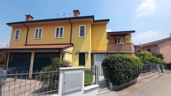 appartamento in vendita ad Occhiobello in zona Gurzone