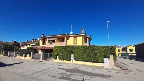 casa indipendente in vendita ad Occhiobello in zona Santa Maria Maddalena
