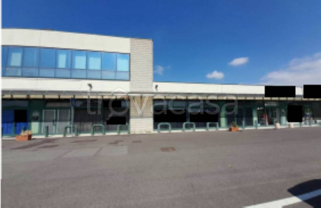 locale commerciale in vendita ad Occhiobello in zona Santa Maria Maddalena