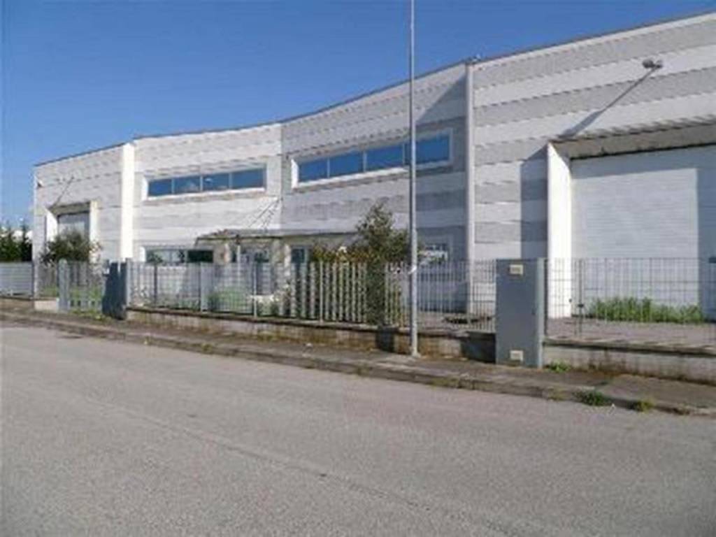 locale commerciale in vendita ad Occhiobello in zona Santa Maria Maddalena