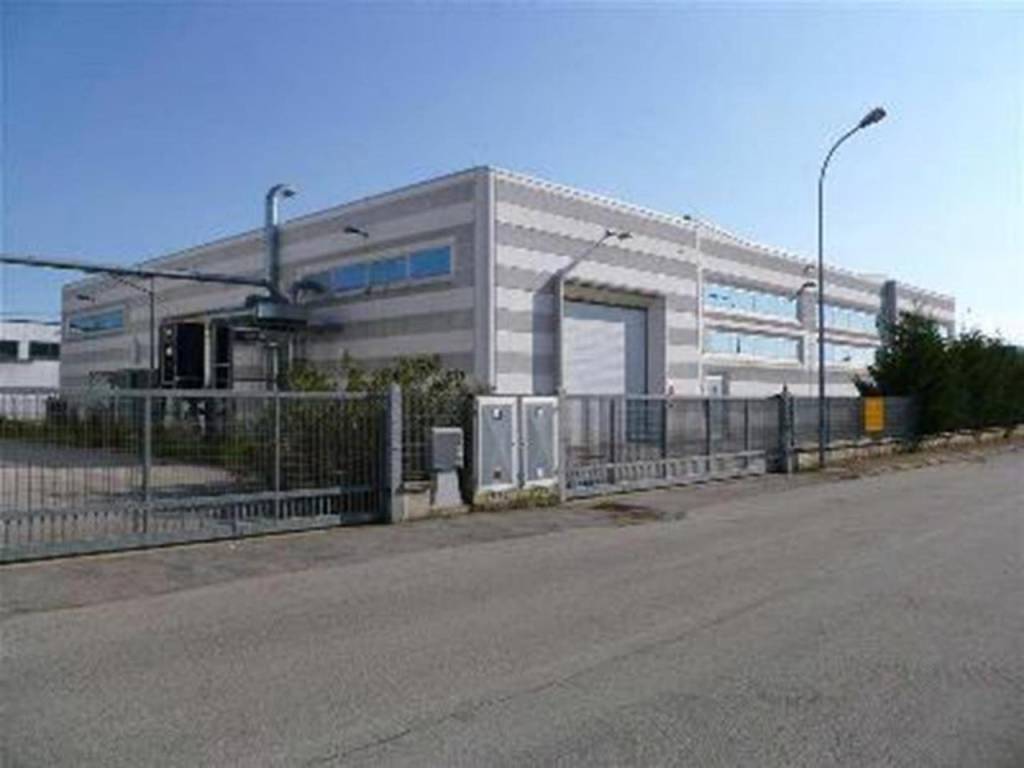 locale commerciale in vendita ad Occhiobello in zona Santa Maria Maddalena