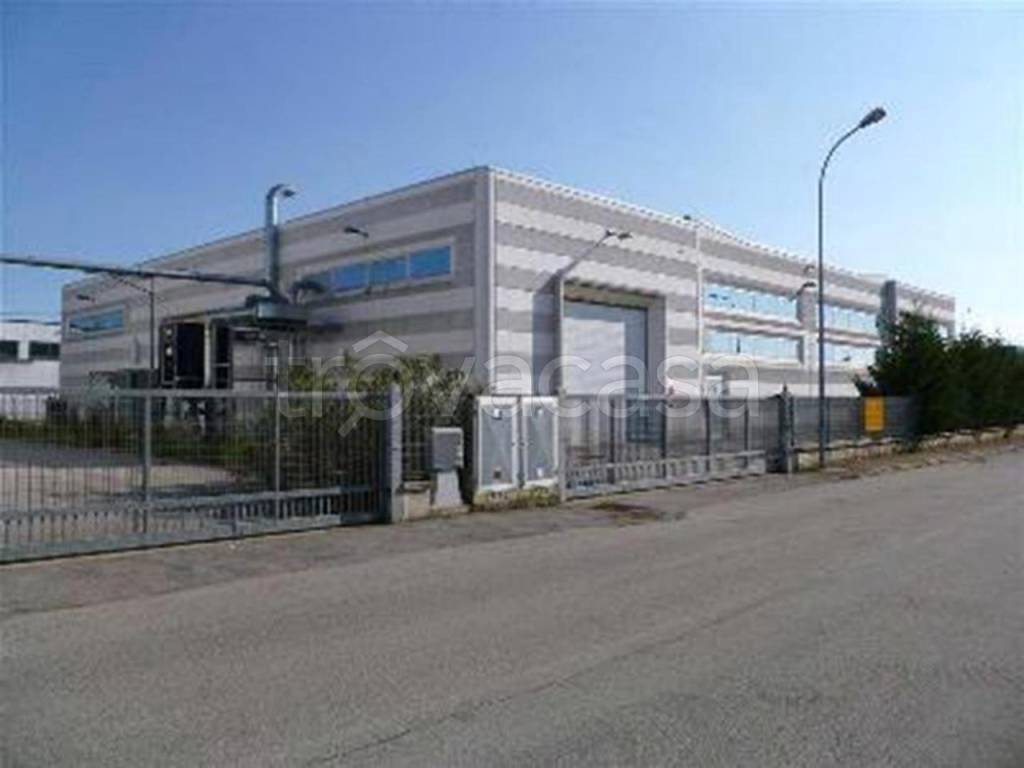 locale commerciale in vendita ad Occhiobello in zona Santa Maria Maddalena