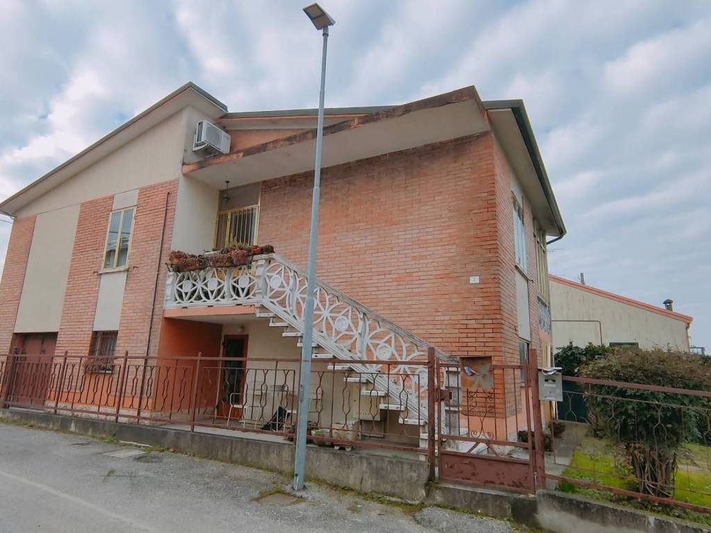 casa indipendente in vendita ad Occhiobello in zona Santa Maria Maddalena