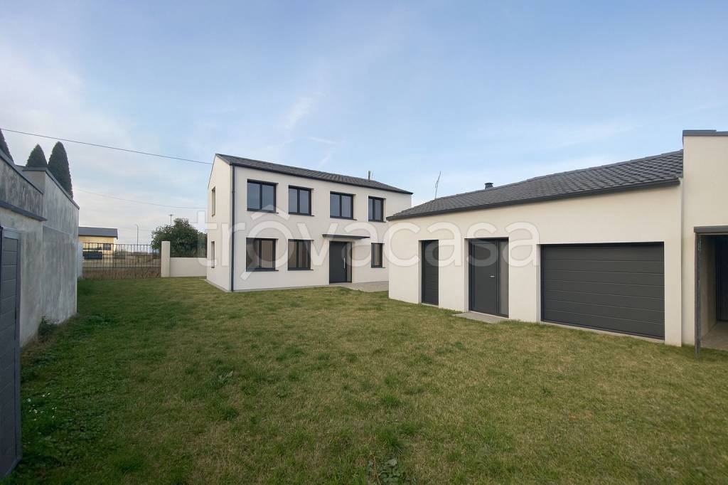 casa indipendente in vendita ad Occhiobello in zona Santa Maria Maddalena