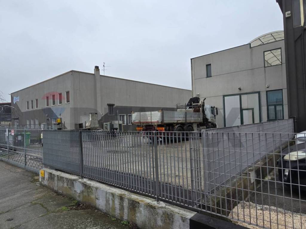 locale commerciale in vendita ad Occhiobello in zona Santa Maria Maddalena