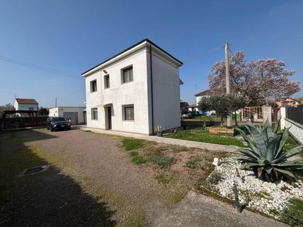 casa indipendente in vendita ad Occhiobello in zona Santa Maria Maddalena