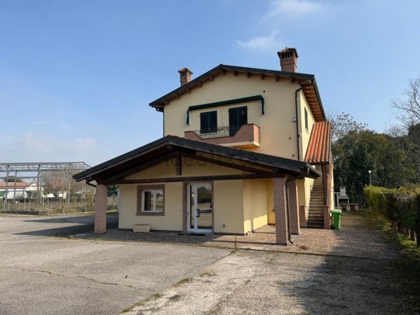 esavano in vendita ad Occhiobello