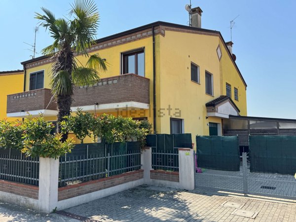 casa indipendente in vendita ad Occhiobello in zona Gurzone