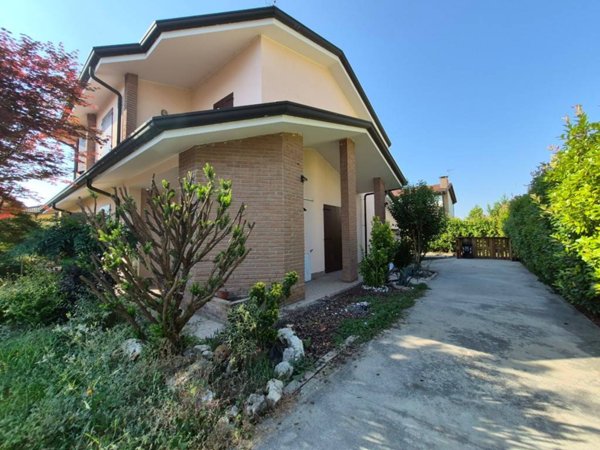 casa indipendente in vendita ad Occhiobello in zona Santa Maria Maddalena