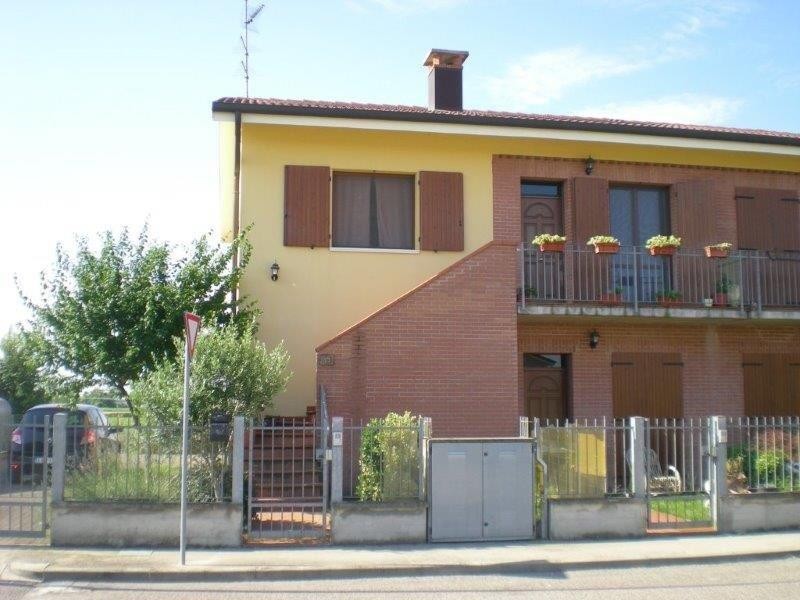appartamento in vendita ad Occhiobello in zona Gurzone