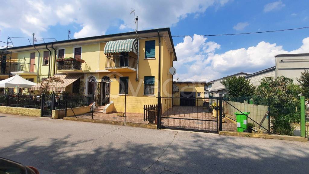 casa indipendente in vendita a Pincara