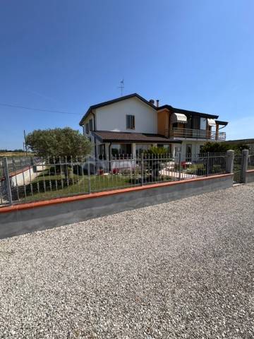 casa indipendente in vendita a Porto Tolle in zona Polesine Camerini