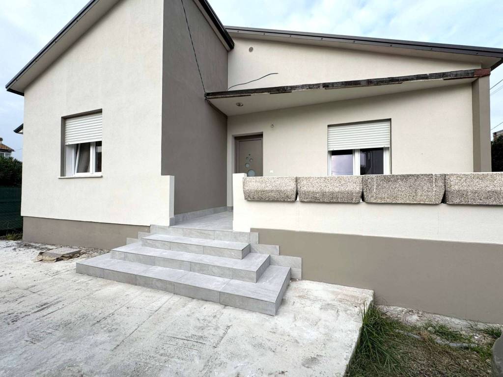casa indipendente in vendita a Rosolina