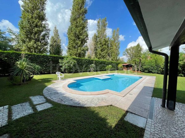 casa indipendente in vendita a Rosolina