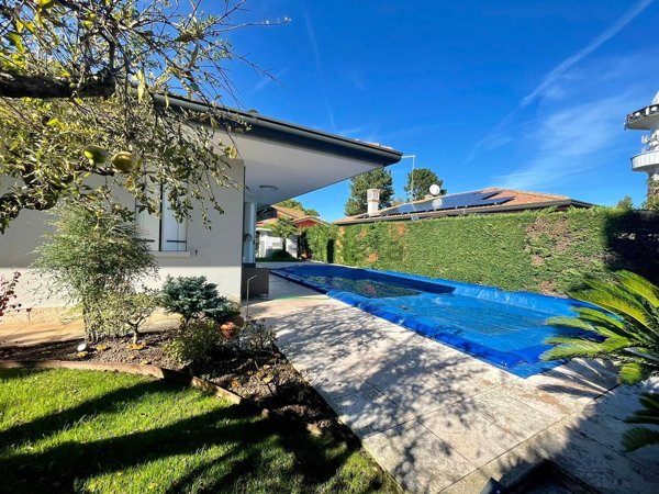 casa indipendente in vendita a Rosolina