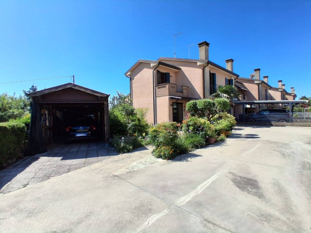 casa indipendente in vendita a Rosolina