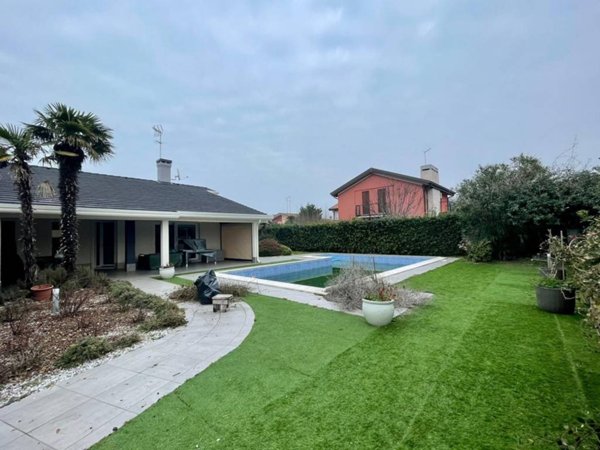 casa indipendente in vendita a Rosolina