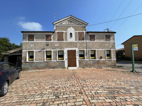 locale commerciale in vendita a Rosolina