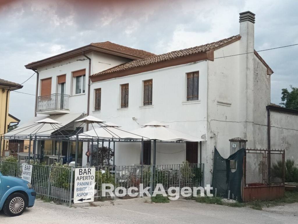 casa indipendente in vendita a Rosolina in zona Fenilone