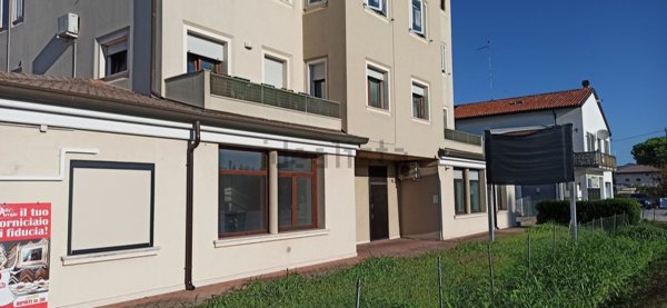 locale commerciale in vendita a Rosolina