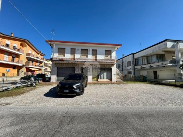 casa indipendente in vendita a Rosolina