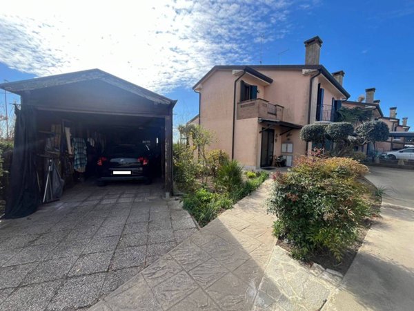 casa indipendente in vendita a Rosolina in zona Fenilone