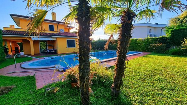 casa indipendente in vendita a Rosolina
