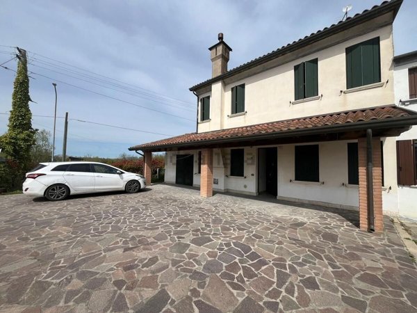 casa indipendente in vendita a Rosolina in zona Fenilone