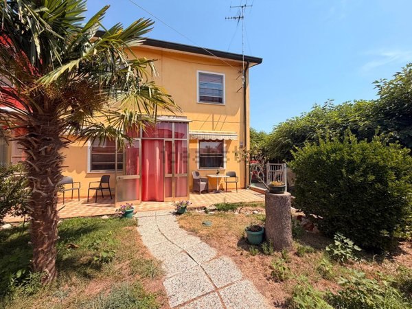 casa indipendente in vendita a Rosolina in zona Bassafonda